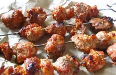 Shish kebab Carne delicioasă, originală, gătită la cuptor, precum și marinate pentru prepararea ei