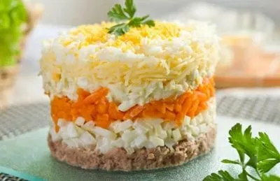 Retete pentru prepararea unei salate festive de mimoza cu bastoane de crab si alte ingrediente