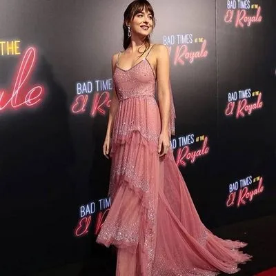 Superba Dakota Johnson a captivat publicul cu o rochie roz strălucitoare de la Gucci