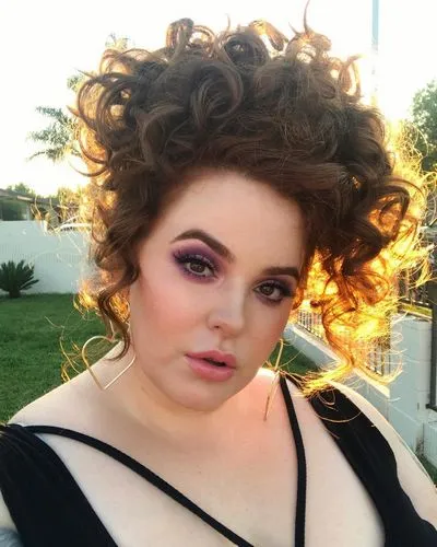 Tess Holliday cântărește 155 kg, dar asta nu o împiedică să cucerească lumea cu formele și stilul ei