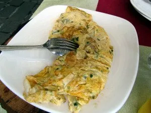 O omletă moale și luxuriantă într-un cuptor lent, o rețetă culinară pas cu pas