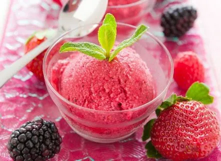 Inghetata de sorbet din fructe de padure. Pregătim deserturi celebre acasă