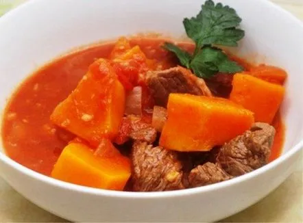 Carne de vită înăbușită într-o rețetă culinară pas cu pas la slow cooker