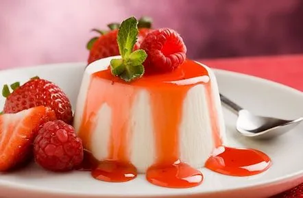 Panna cotta cu zmeura este un desert usor pentru Anul Nou