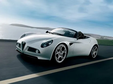 Alfa Romeo 8C Spider este un roadster italian de rasă pură