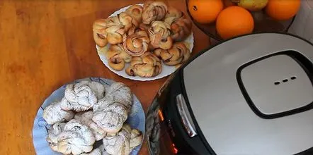 Chifle cu unt din aluat de drojdie într-un aragaz lent