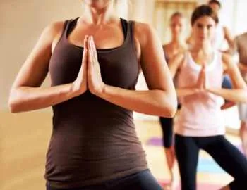 10 proprietăți cu adevărat uimitoare și sănătoase ale yoga