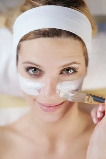 Peeling-ul facial este o procedură eficientă de întinerire