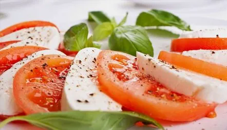 Rețete de mozzarella cu roșii pentru prepararea de salate și gustări