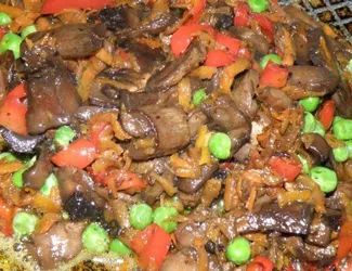 Rulada de carne cu umplutura de ciuperci si legume, reteta foto