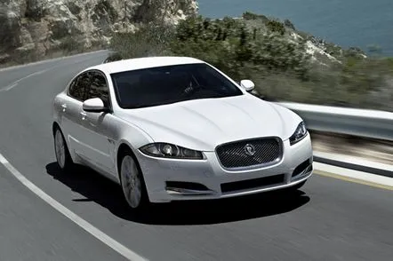 Recenzie Jaguar XF reprezentativ luminos al familiei „feline”.