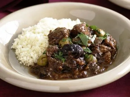 Carne de vită cu prune uscate într-o rețetă culinară pas cu pas la slow cooker