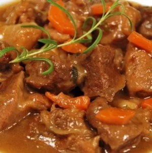 Gulash de vită într-un cuptor lent, întregul secret este într-un sos delicios