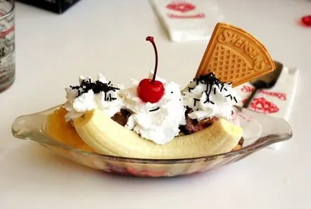 Desert de cinci minute Banana Split Rețetă pas cu pas