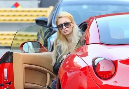 Ochelari de soare la modă Paris Hilton