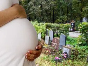 De ce femeile însărcinate nu ar trebui să meargă la cimitir, veghe și înmormântări, semne populare, opinia bisericii