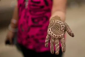 Cum să faci mehendi acasă. Pictura corporală cu modele de henna