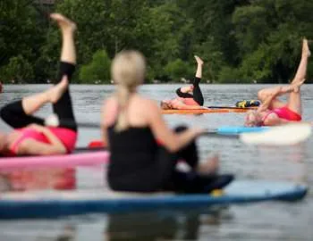 Yoga poate reduce mortalitatea la jumătate