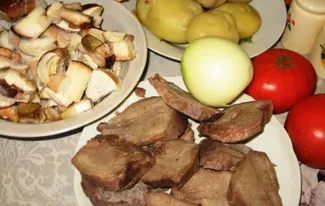 Limba de porc la cuptor cu ciuperci, rosii si branza, reteta foto