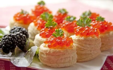 Cutii cu caviar roșu