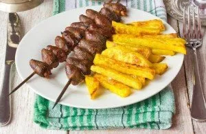 Frigarui de inimioare de pui pe frigarui la cuptor. Reteta de shish kebab cu inima de pui