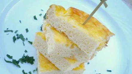 O omletă luxuriantă într-o tigaie obișnuită