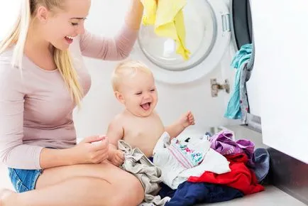 Детските изпере дрехите за новородени в пералнята