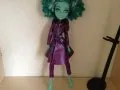 Cosem haine și pantofi pentru păpușile Monster High