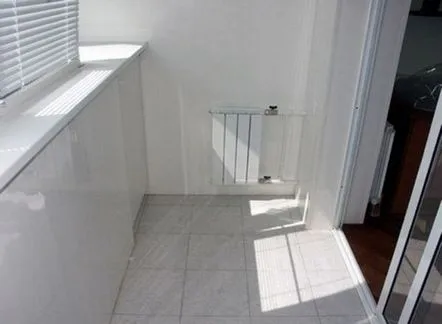 O podea caldă pe balcon este o alternativă la îndepărtarea bateriei