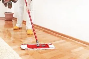 Cum să spălăm podelele de linoleum, păstrăm aspectul podelei pentru o lungă perioadă de timp