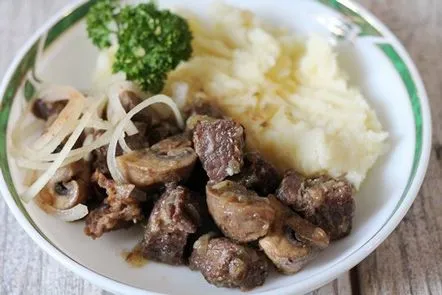 Carne cu ciuperci într-un slow cooker rețetă culinară pas cu pas