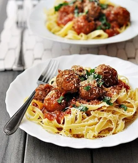 Retete de fettuccine cu chiftele in sos de rosii