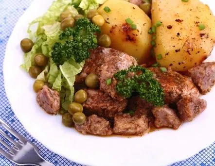 Gulash de porc într-o rețetă culinară pas cu pas de aragaz lent