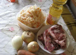 Varză murată înăbușită cu carne de porc, rețetă foto