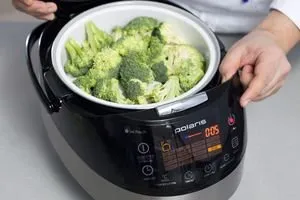 Mâncăruri delicioase cu broccoli într-un cuptor lent