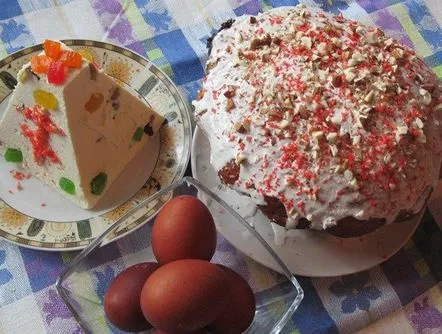 Produse de patiserie și chifle de Paște.