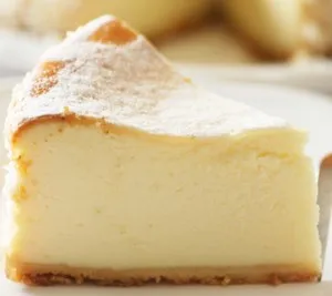 Pregătim un cheesecake de casă cu brânză