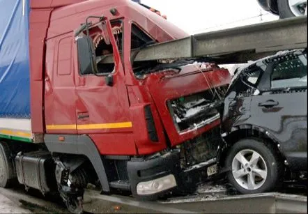 Camionul a devenit o ghilotină pentru camionul care a zburat în el cu toate vitezele