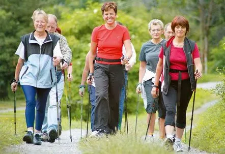 Nordic walking cu bastoane pentru slabit