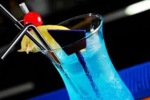 Cum să faci un cocktail Blue Lagoon