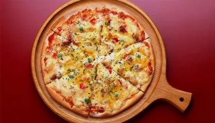 Aluatul fără drojdie pentru pizza este subțire, ca o rețetă de pizzerie pe chefir