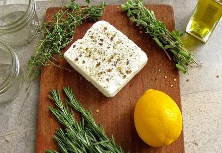 Aperitiv rece branza feta cu oregano in marinada