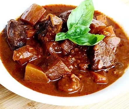 Carne înăbușită într-o rețetă culinară pas cu pas la slow cooker