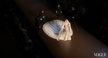 Istoria creării unei rochii de mireasă luxoase Ralph & Russo Couture