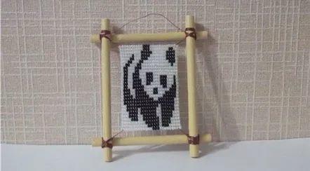 Un panou cu un panda brodat din margele se va potrivi perfect in interiorul tau