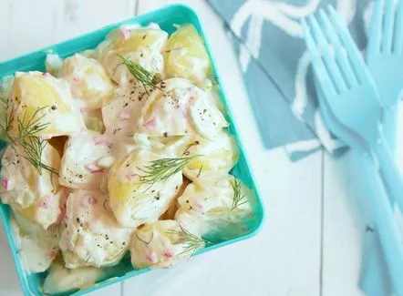 Salata de cartofi cu calmar se prepară din fructe de mare