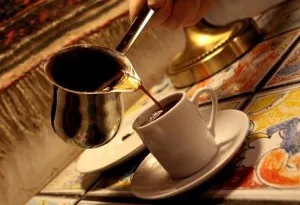 Cum să prepari corect cafeaua în turcă Cum să faci desene pe cafea acasă