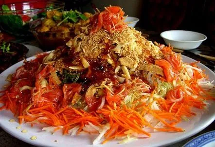 Yee Sang Salata de pește crud pentru Anul Nou