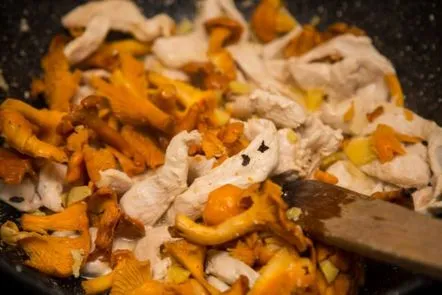 Pui cu chanterelles, rețete de preparate în sos de smântână, smântână, caserolă