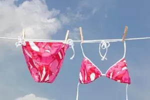 Cum să speli un costum de baie pentru a păstra culoarea unui bikini